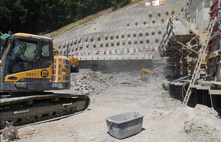 TIRANTS D'ANCRAGE POUR UNE PASSERELLE PIÉTONNE