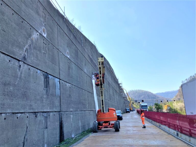 Spannarbeiten mit einer Hebebühne