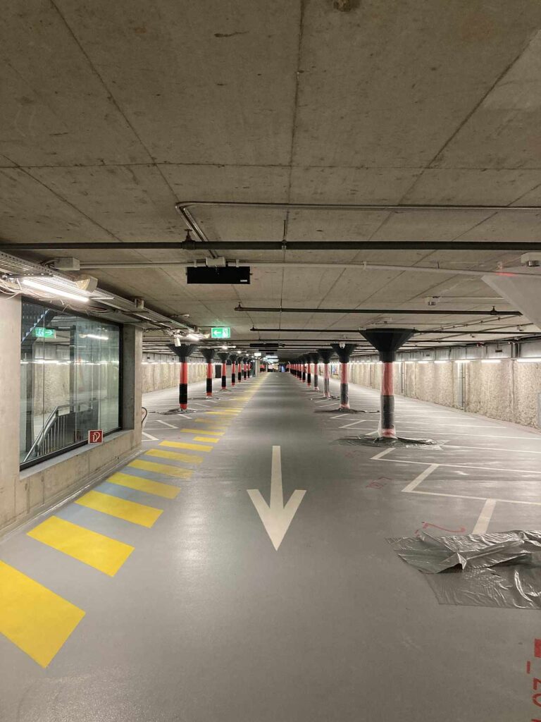 Parkhaus mit montierten Stützenköpfen