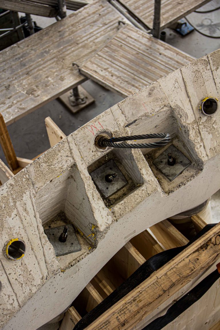 Eingesetze Stäbe mit Muttern und Platten