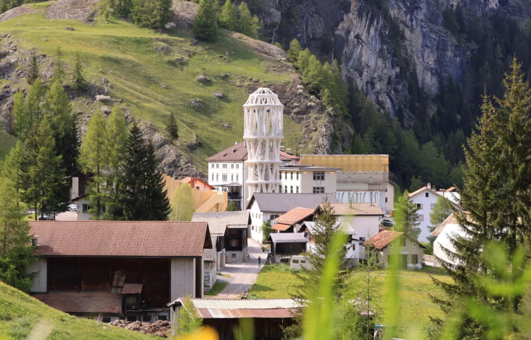 Der fertig gestellte Turm Mulegns (Quelle: https://www.tor-alva.ch/de/)